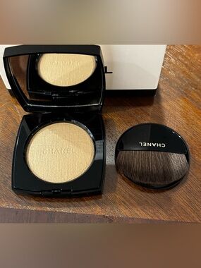Chanel Healthy Glow Highlighting Powder. Shade: Beige Gold. Limited Edition!